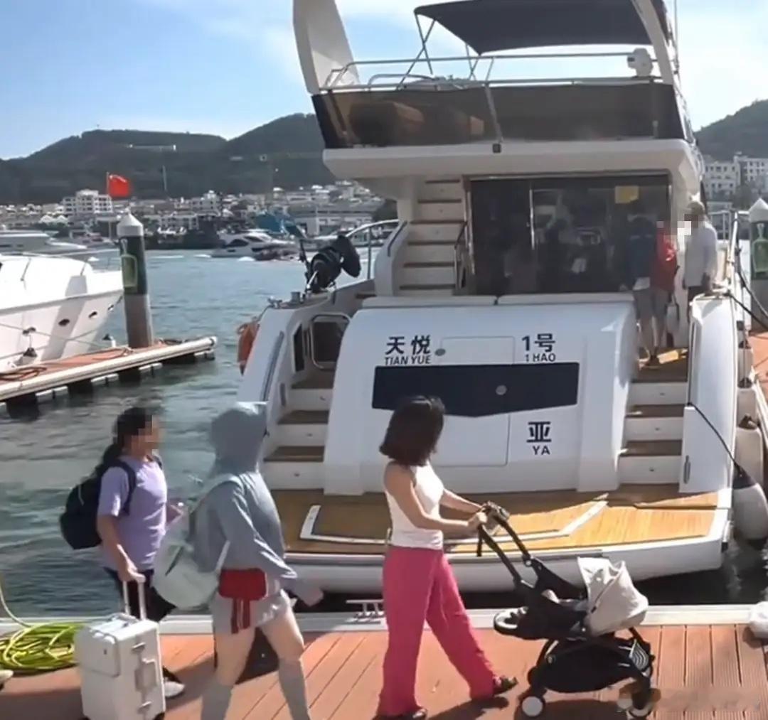 韩庚一家三亚过年，有了儿子仍更宠女儿，生图卢靖姗看着有120斤！