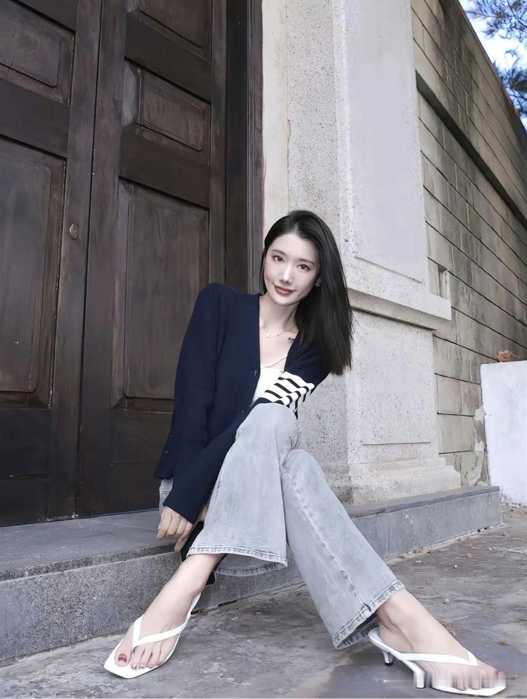 优雅都市风，黑白条纹与牛仔的完美碰撞，简约时尚，轻松自在