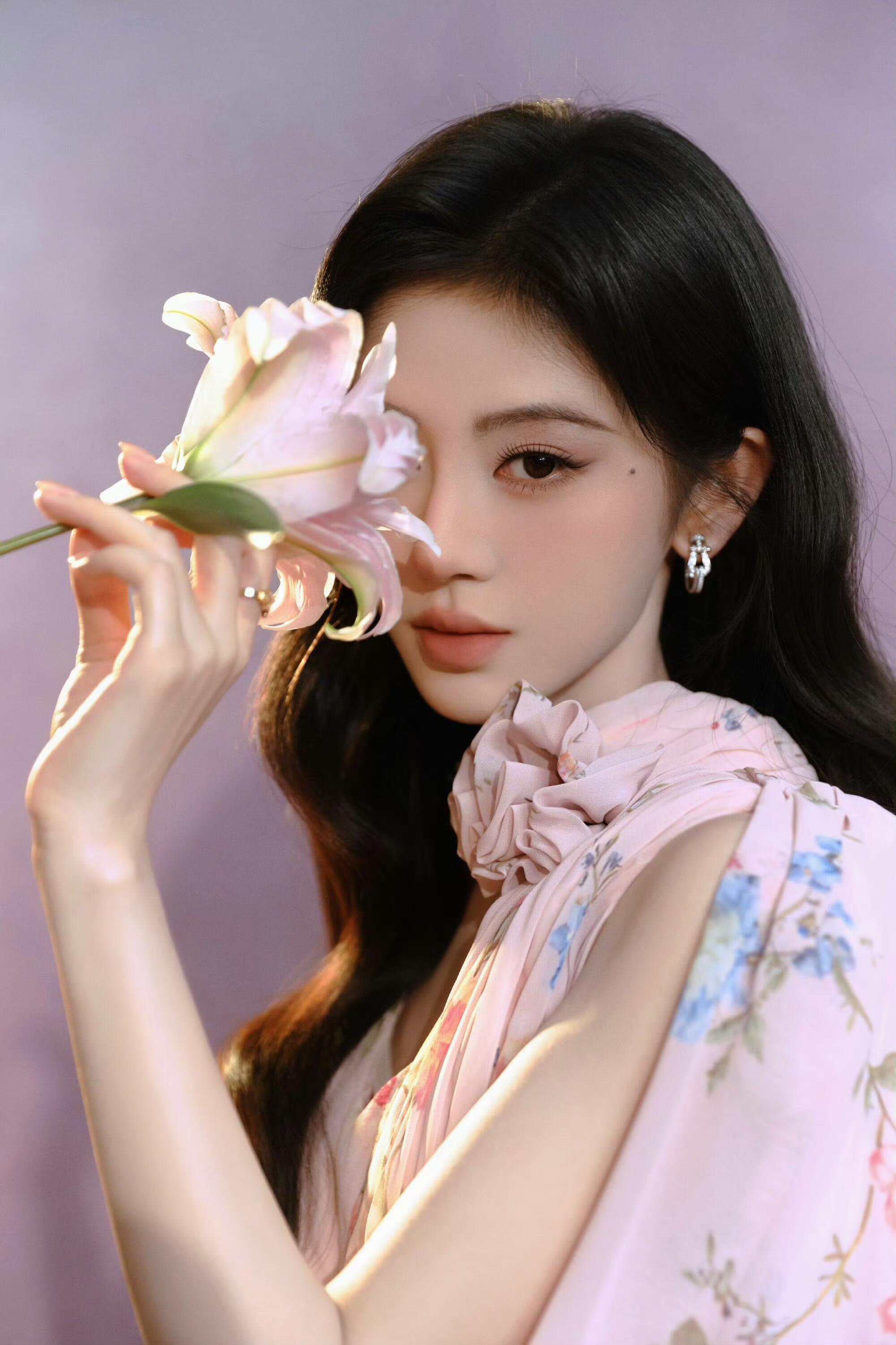 鞠婧祎活动造型依旧稳定输出，精致氛围感像是焊在身上一样，出场就是焦点。​​​