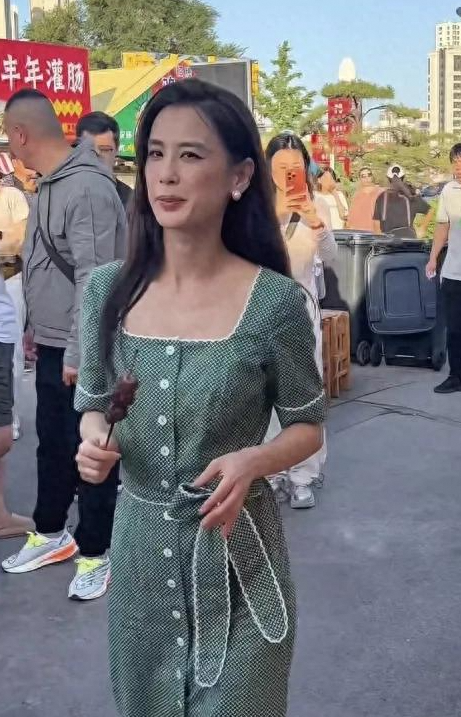 42岁黄圣依被偶遇绿色连衣裙尽显高瘦状态宛如20岁
