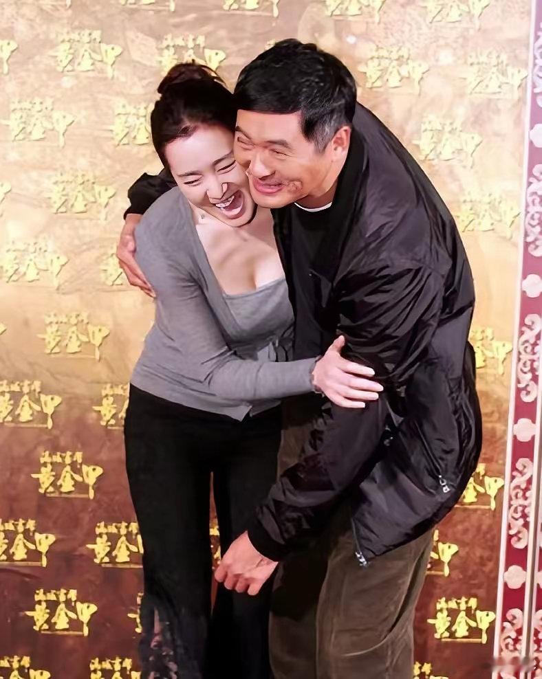 昨晚红毯上，最精彩的不是电影，是张艺谋那半步没动的脚跟。周润发张开120度手臂抱