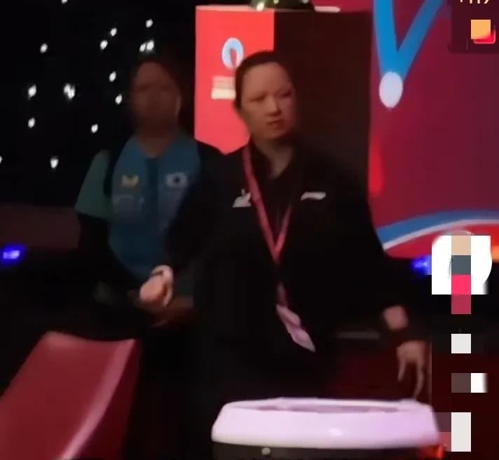 昨天莎头混双夺冠后，记者、教练、队医迅速保护球拍。这细致入微的举动，源于巴黎