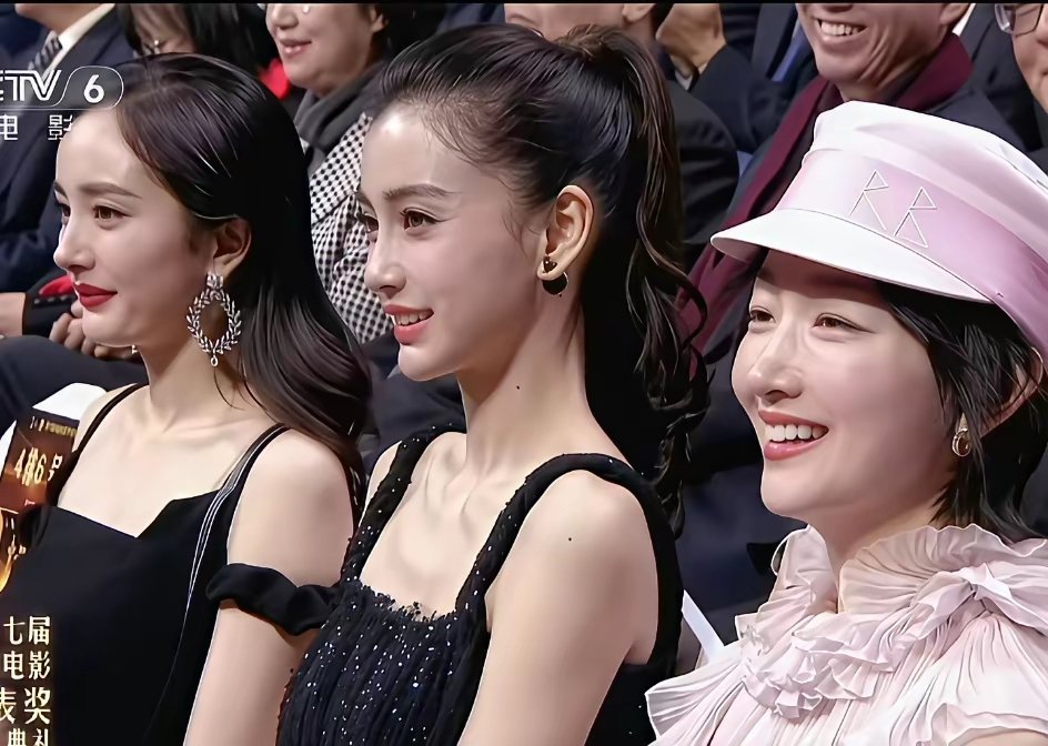 杨幂和杨颖谁更精致好看？还用问吗？杨颖这无敌的头骨啊，真的360度无死角。美女不