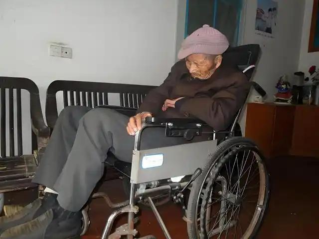 刚刚听到大伯家三个儿子大过年的又在捶桌子吵架，将近80岁的大伯坐在轮椅上默默流泪