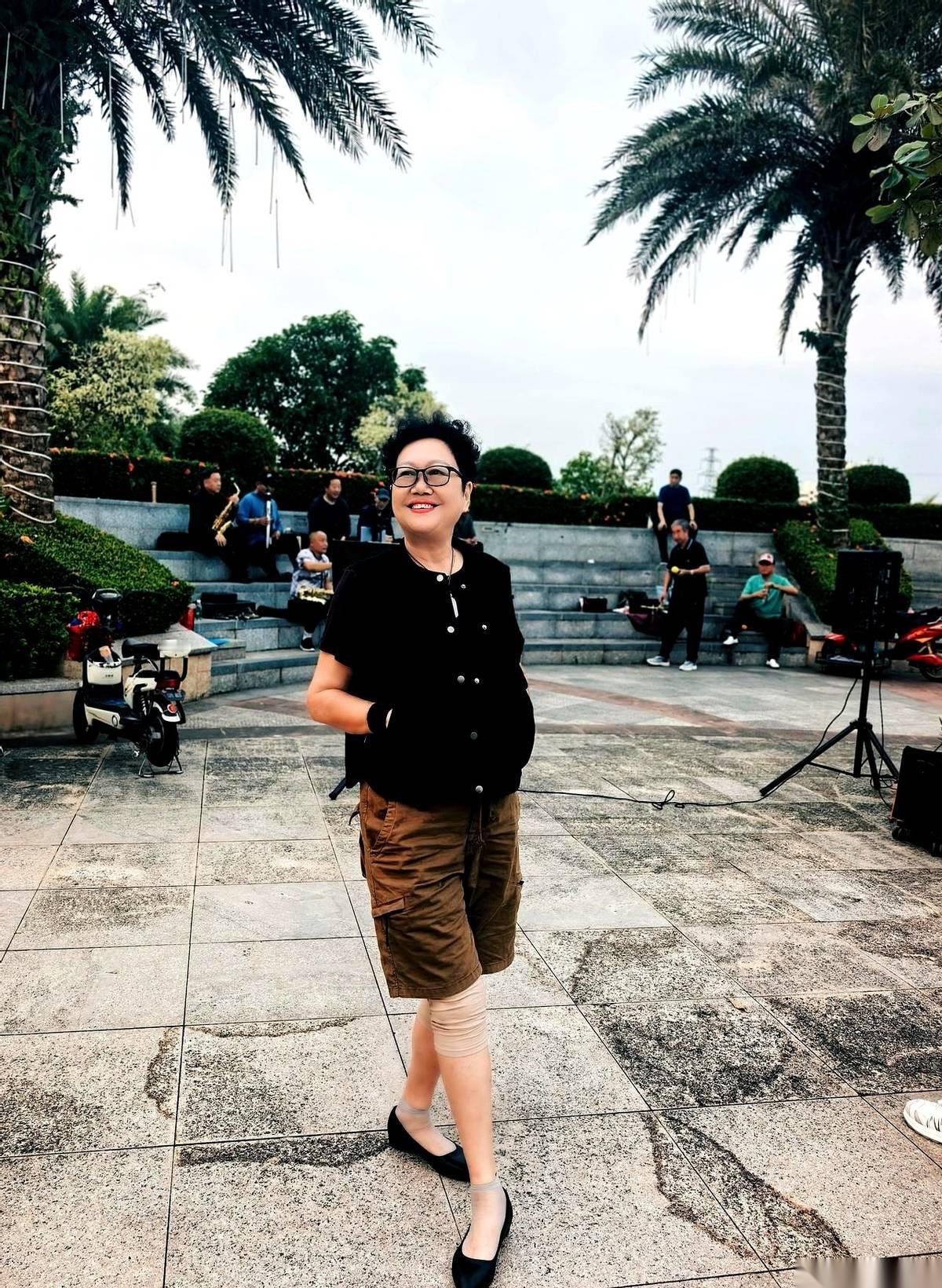 很多人一辈子都没搞明白，真正困住你的，不是什么大事，就是你那双端不开的肩膀。真