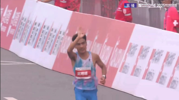 武明瑶夺冠！祝贺！2025年哈尔滨马拉松于今日上午鸣枪起跑，本次比赛吸引了国内众