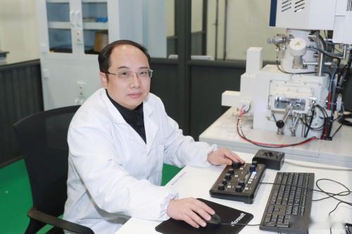 这个就有点离谱了！江苏科技大学首席科学家的郭伟竟然是高中学历，高端学历和学术都是