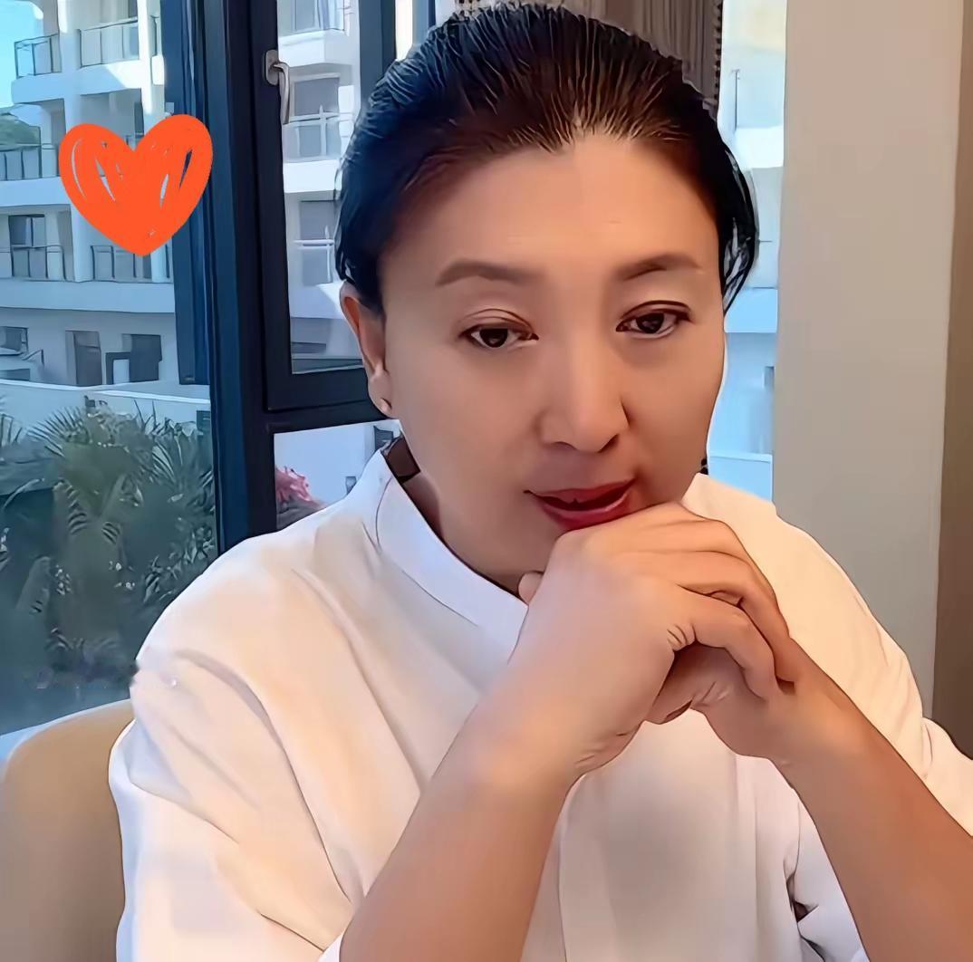 那个“爱咋咋地”又出来直播了，这次直播局面很有戏剧性，一开播一片“酸黄瓜”霸屏，