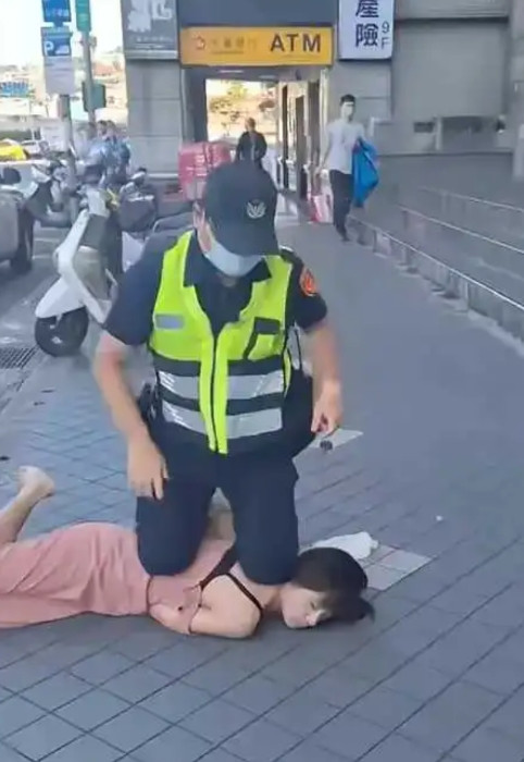 看帽徽，应该是外国的事!