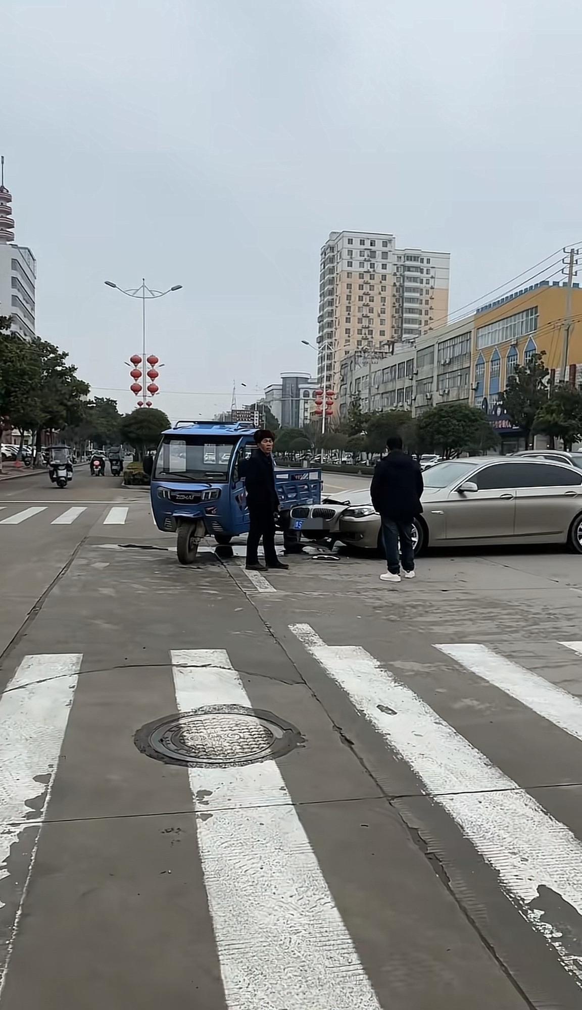 宝马遇到三轮车也傻眼