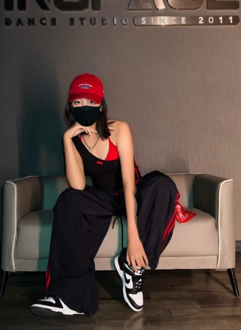 雷佳音女儿长这么大了雷佳音13岁女儿身高雷佳音女儿长这么大了，身高优越很有气质