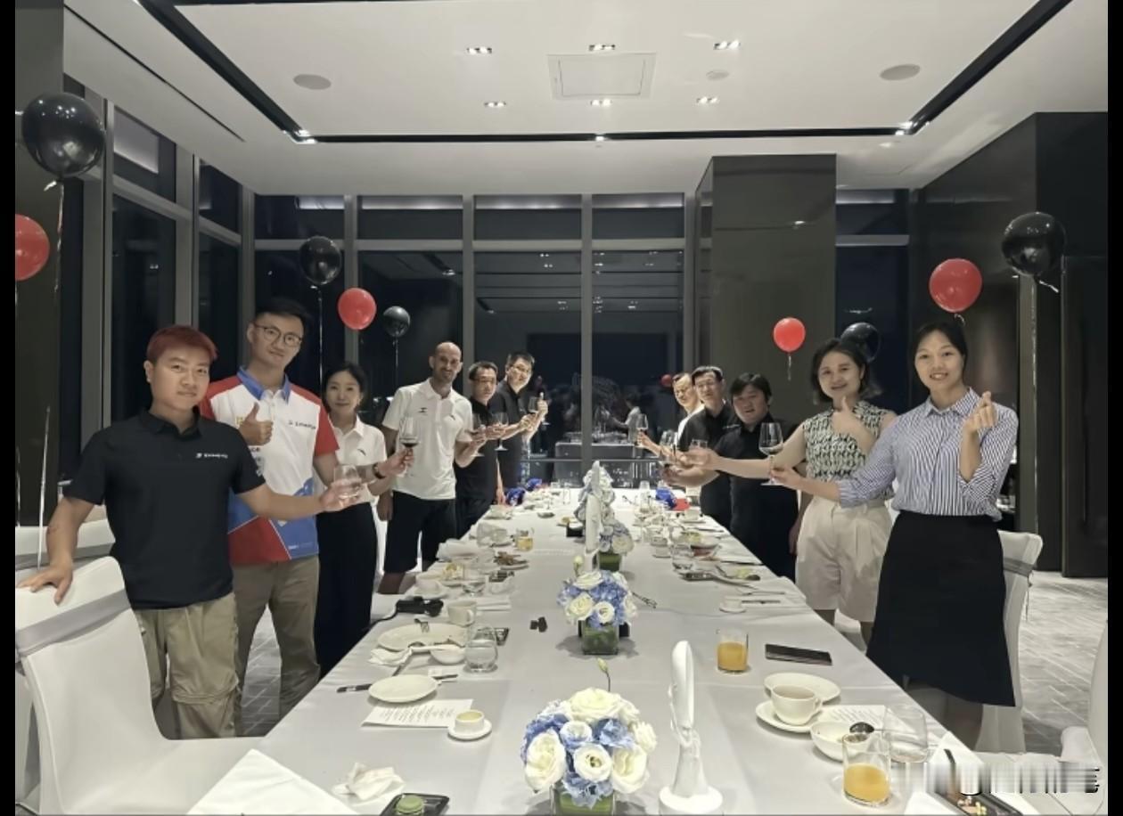 看到德比斯在中国这么多代言，业务排着队来，其实最羡慕是与德比斯同场比赛的其他车手