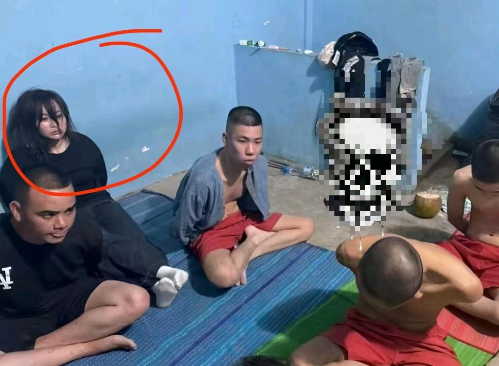 越南妹子眼神空洞，神色呆滞。她靠墙而坐，头发乱糟糟的，已经看不出有多漂亮了。她