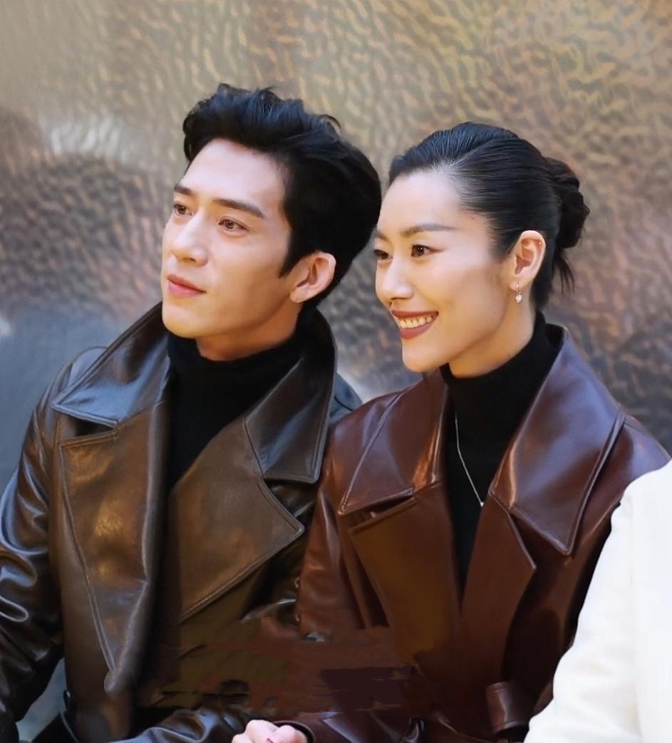 瞧这几乎一模一样的侧脸轮廓，“夫妻相”这个词仿佛是为他俩创造的！自从陈伟霆和