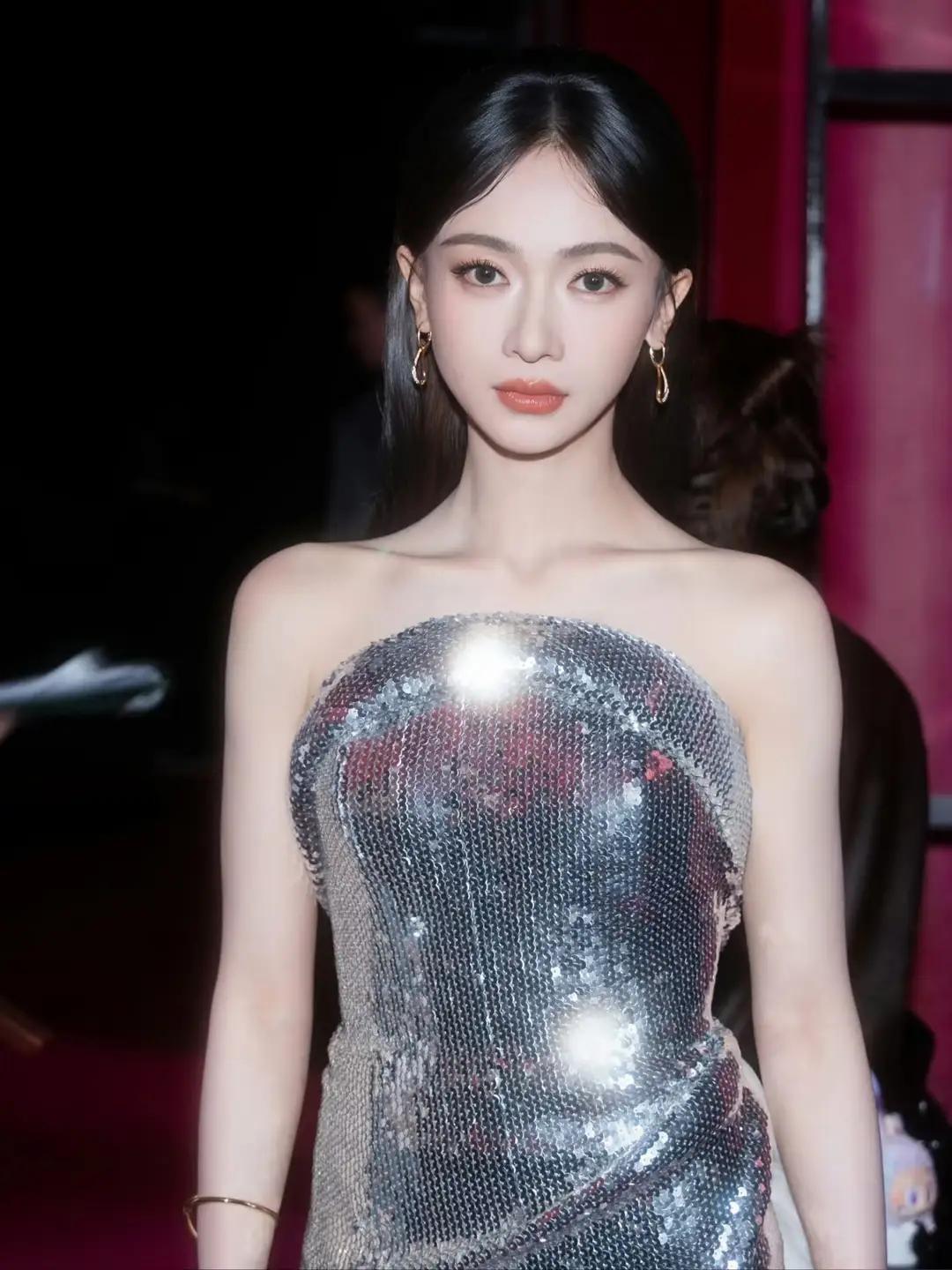 真是搞不懂吴谨言，明明长得好看，演技也好，为什么要嫁给一个事业不行，还烟不离嘴的