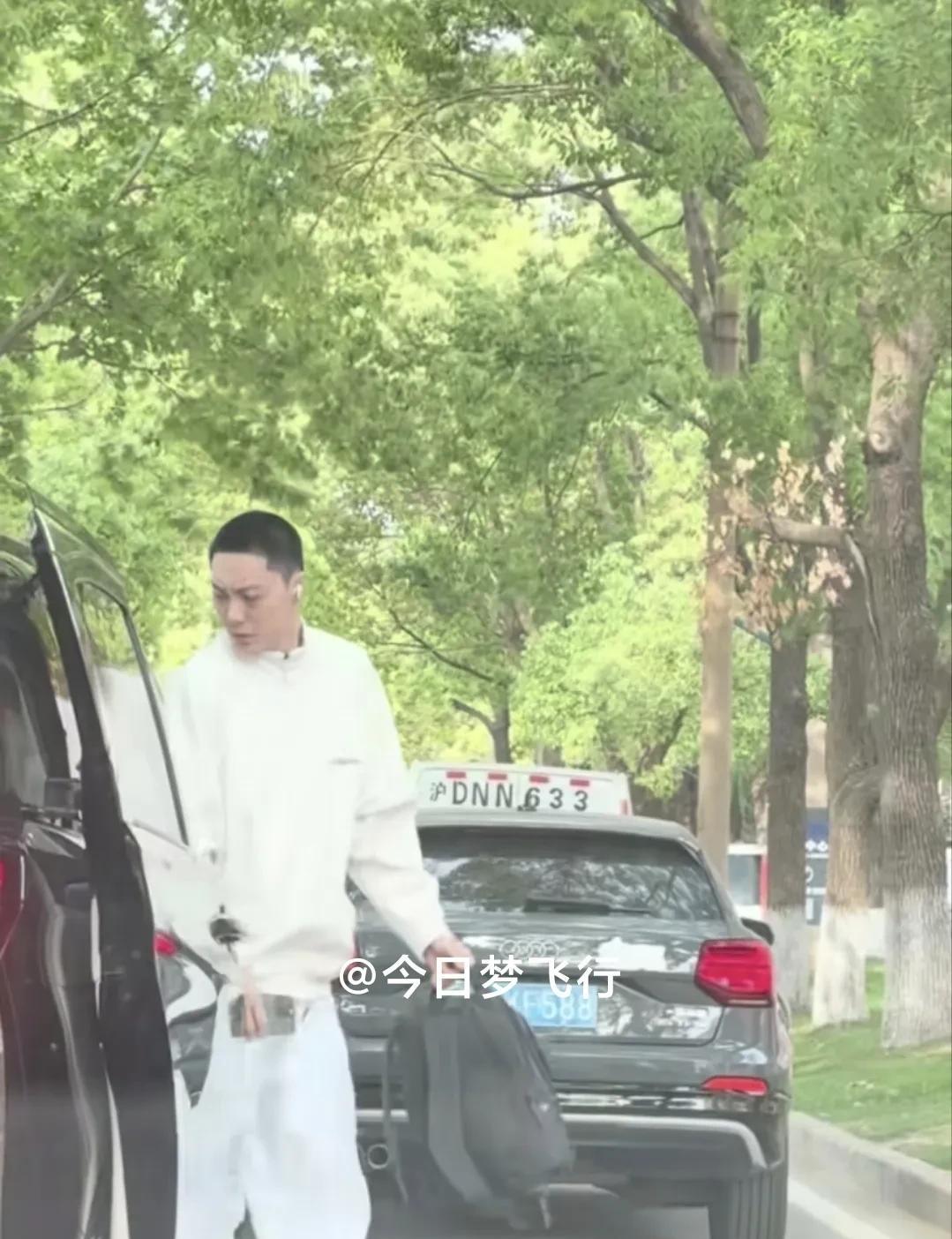 胡明轩贺希宁在上海租车去训练！如去年休赛期一样，近日，广东队球员胡明轩、深圳队