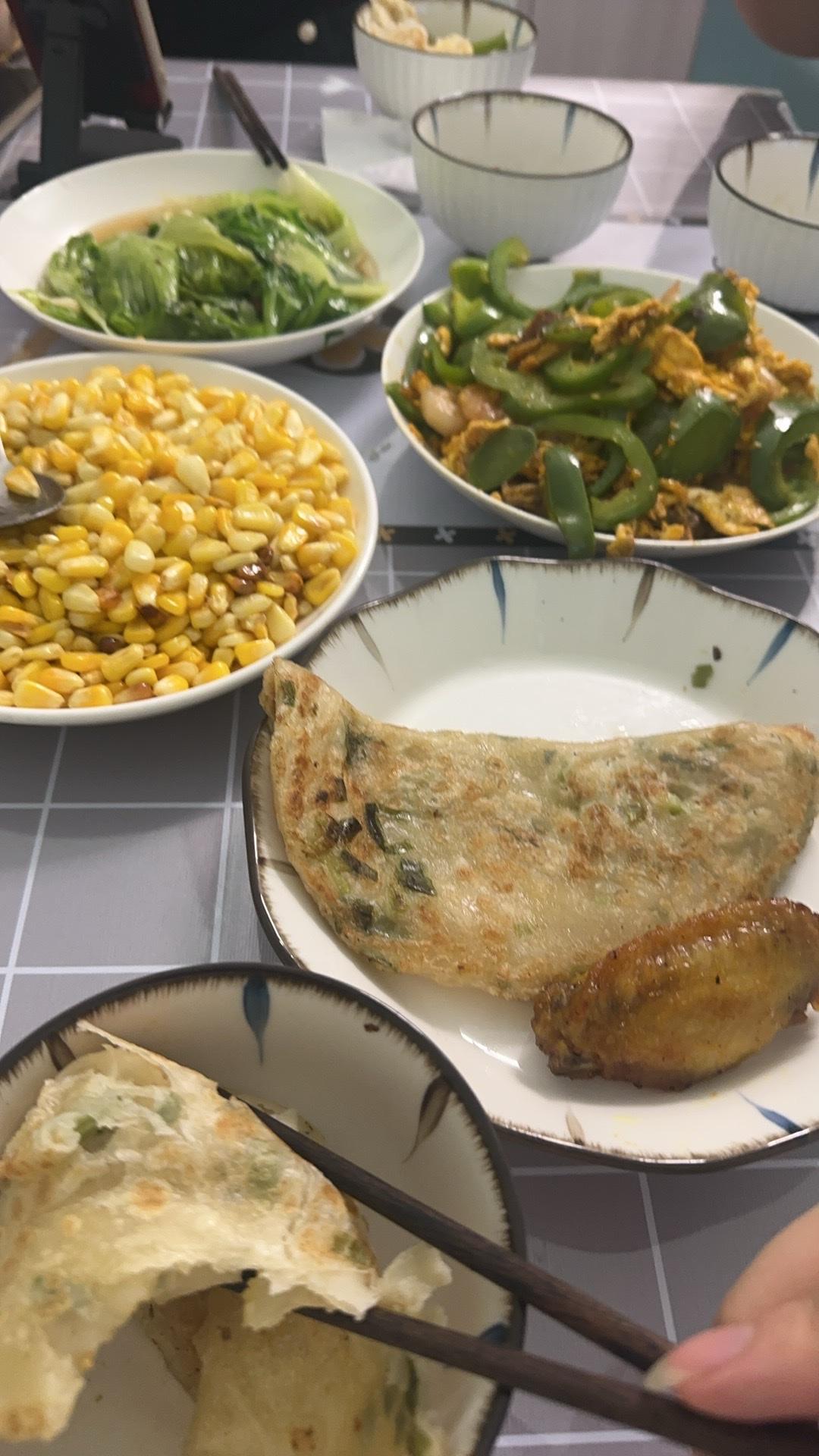 香港日常｜一锅牛油玉米，藏着我和他的二十年傍晚正收拾厨房，手机震了震——是儿