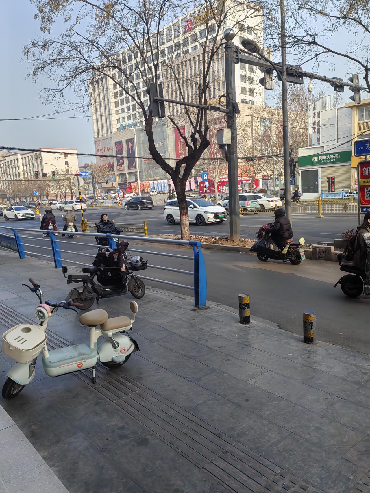 24岁了，还不能自理，父母何时才能放手呢？今天店里新应聘过来一个小姑娘，她妈妈