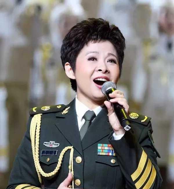1980年，一个男人把董文华约到一个无人的地方，对她表白心意，没想到，董文华却沉
