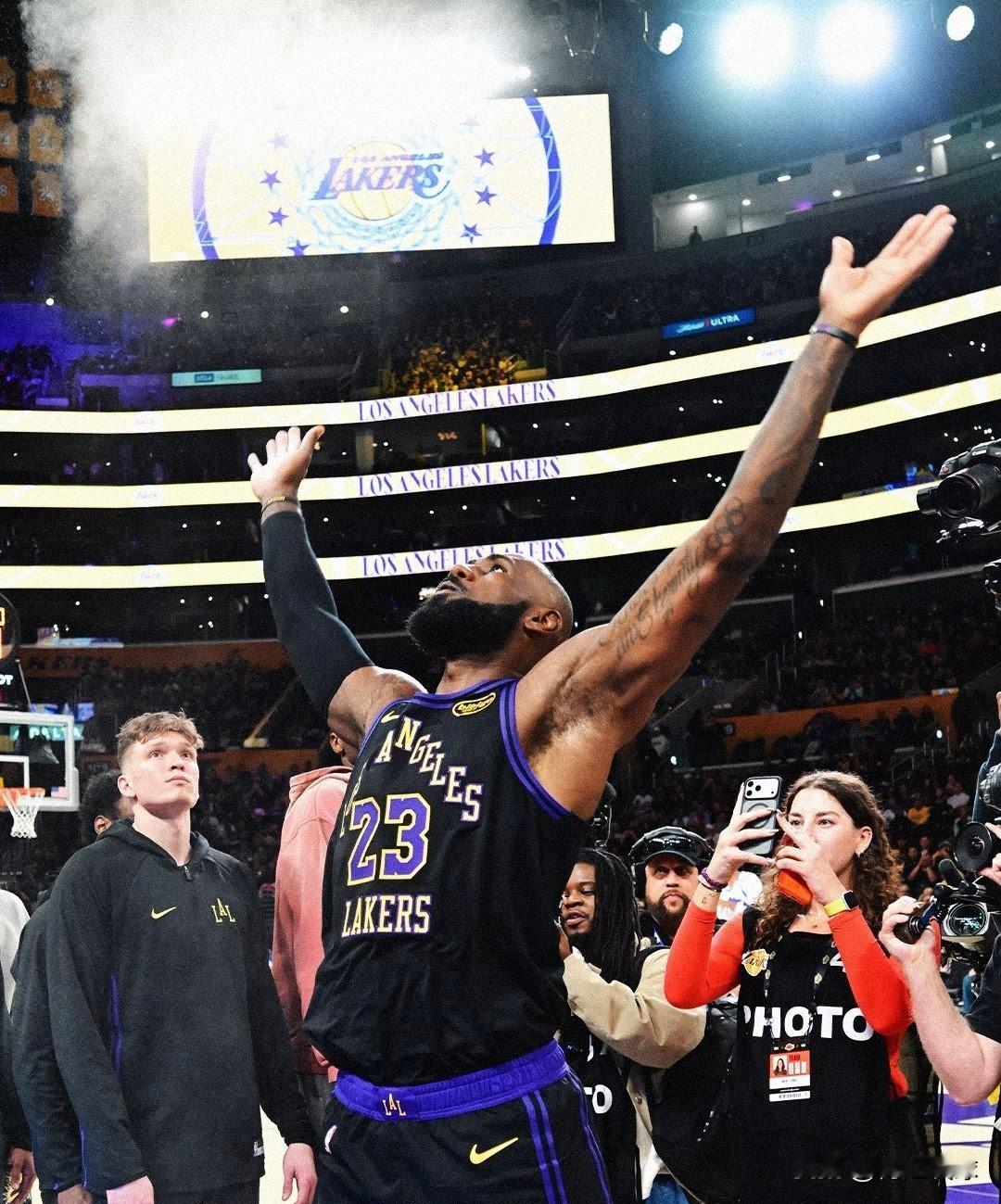 詹姆斯复出，湖人三连胜！湖人140：126拿下爵士，看看球员数据，谁是赢球功臣？