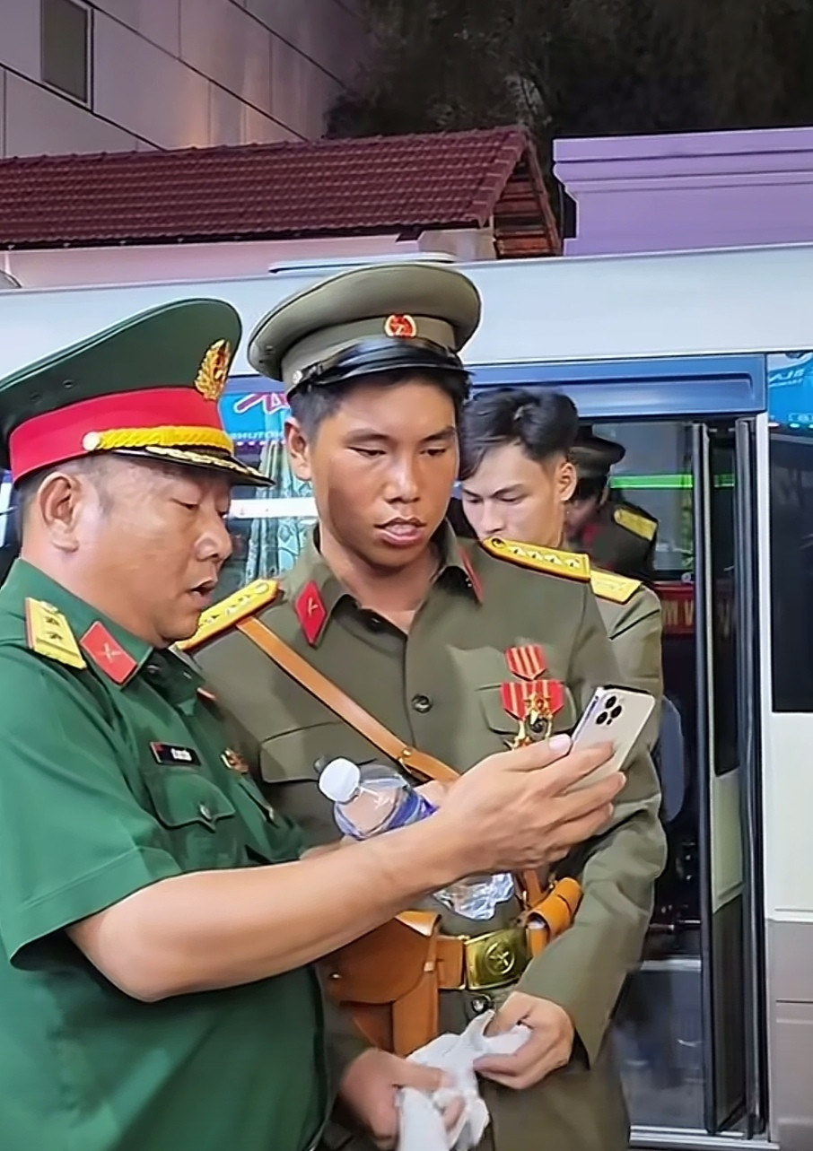 越南军方财大气粗这是出了名的，但没想到越南军官们也一个个像土豪似的。瞧瞧他们用