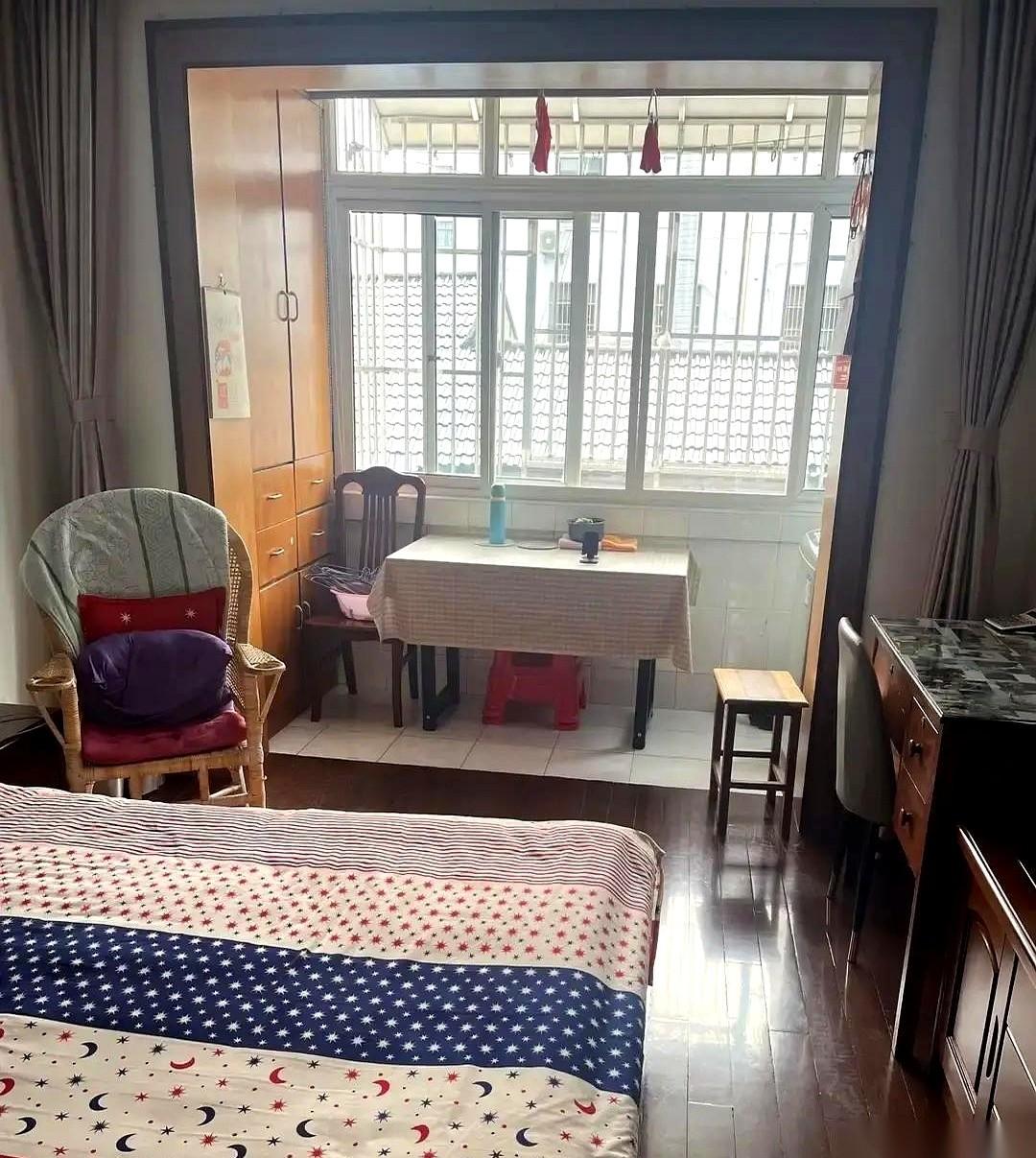 刷到一个姑娘的帖子，讲她过年回婆家第一天。她拿着刚洗完的湿毛巾，推开门要去阳台