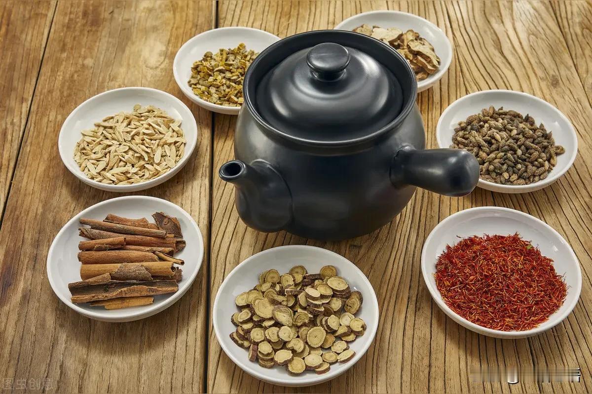 我发现一个有趣的现象，就是网上很多老中医，或者有中医证的医生，都极力推崇中医，说