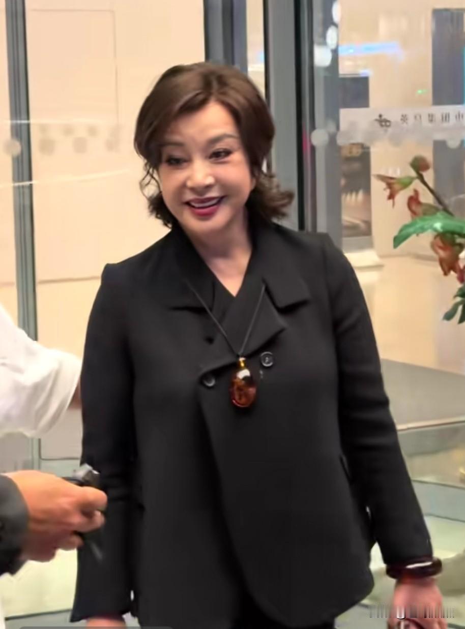 今日，刘晓庆以这身打扮现身电影《数到三》的首映式，总算穿对衣服了。与她走红毯时