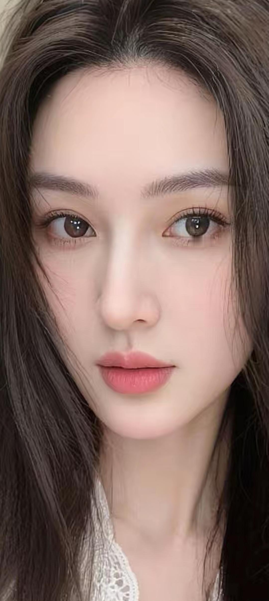 温柔甜美的少女，白皙肌肤，自然妆容，清新动人。