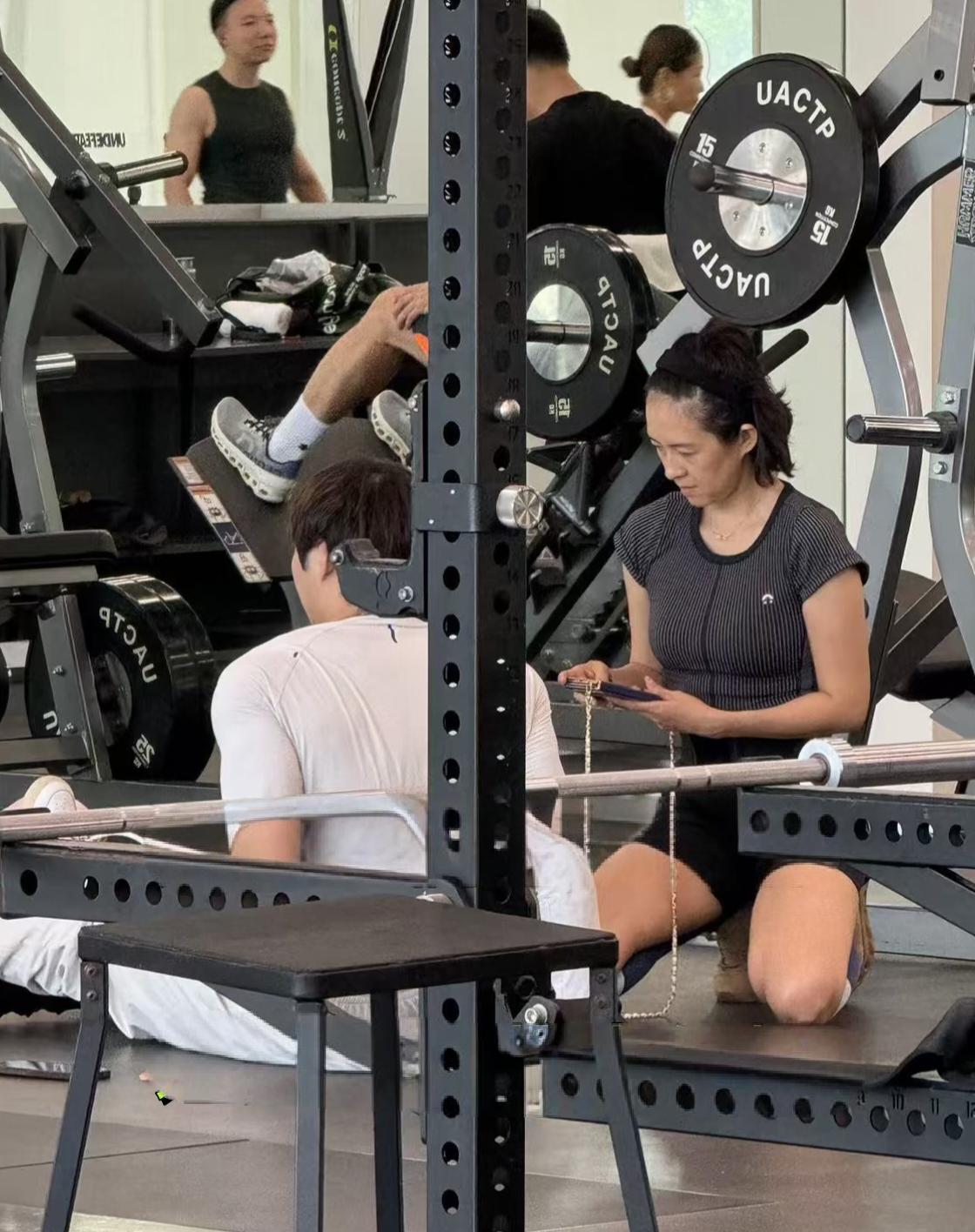 47岁章子怡阿那亚暑假素颜出镜，真实状态戳中多数中年妈妈的日常。近期有网友在