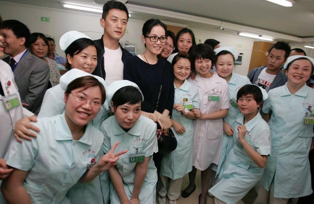 2008年，那时的王菲与李亚鹏还十分恩爱，两人一起来到成都太升南路的医院，特意看