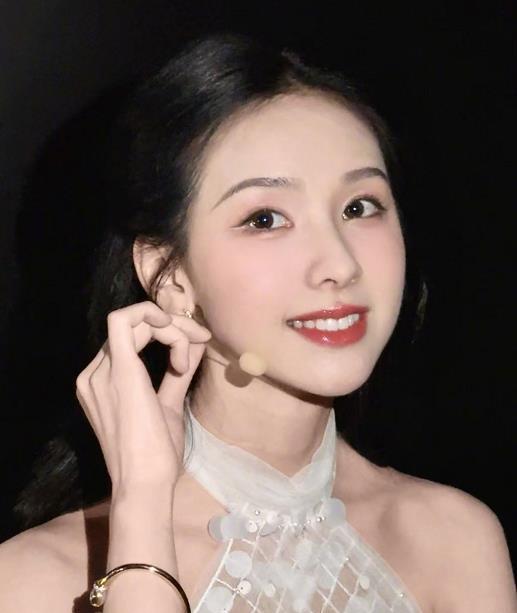 #莲花楼#《莲花楼》演员片酬曝光，女主陈都灵片酬200万；男配黄宥明片酬350