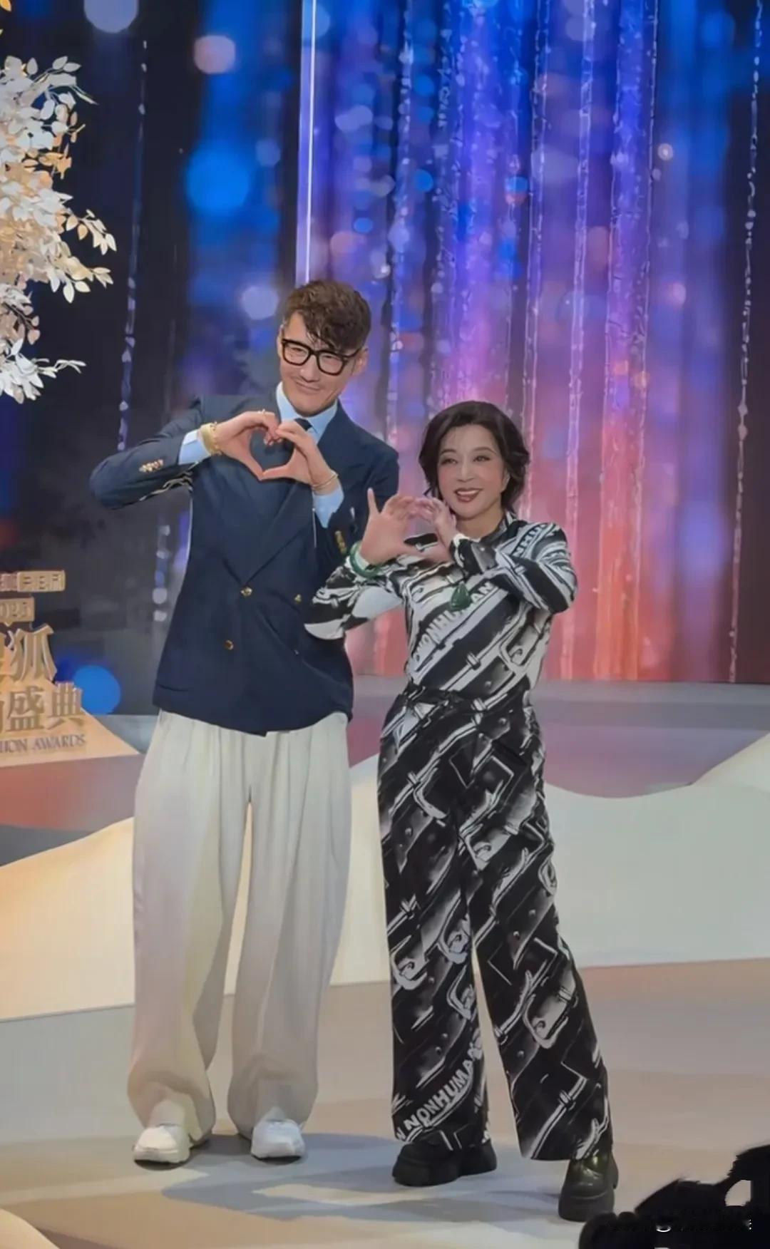 原来，胡兵才是庆姐最好的医美。[呲牙笑]75岁的刘晓庆，和54岁的胡兵现身搜狐时