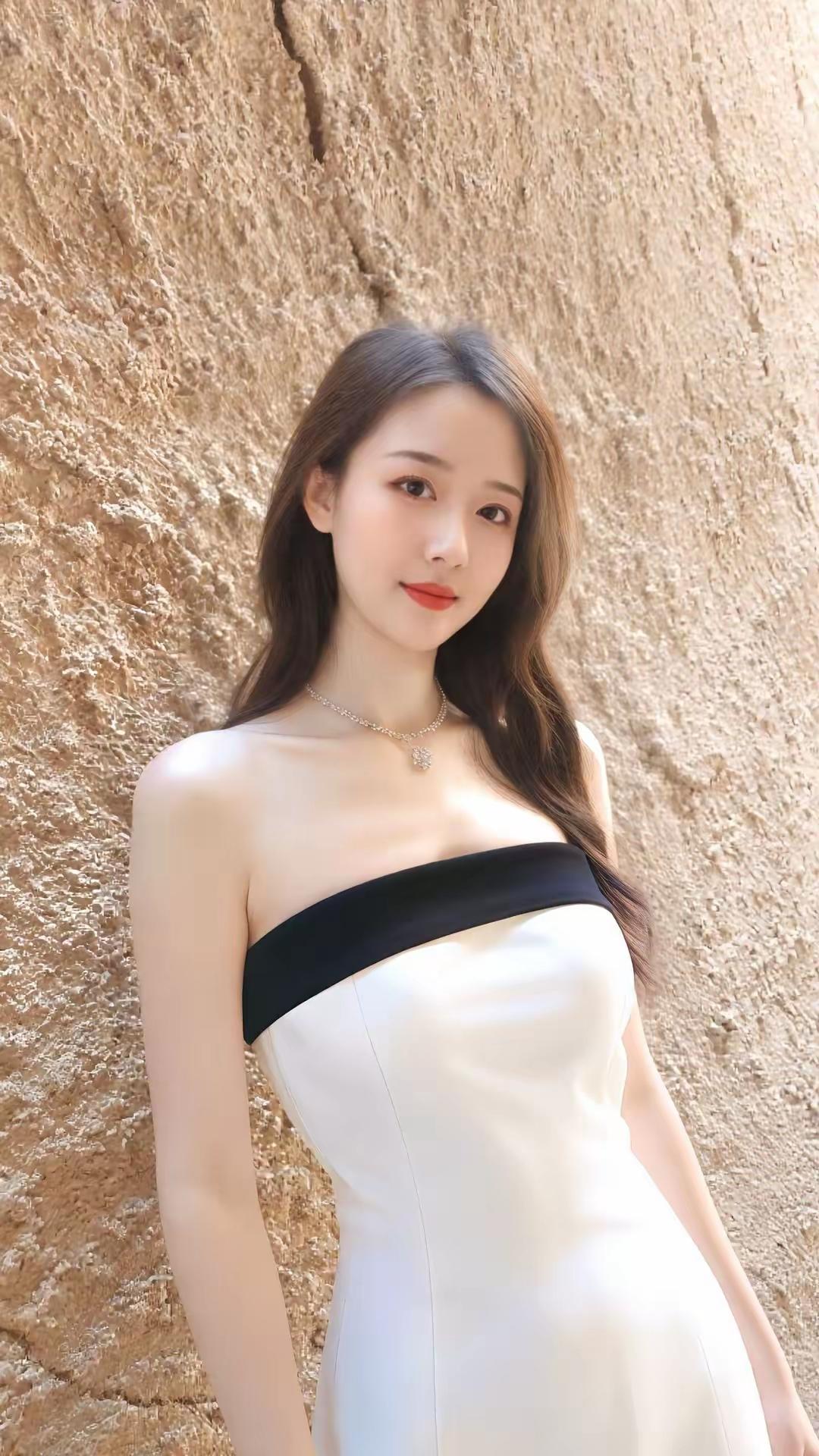 优雅白裙，自然之美，宛如画中仙子。为什么成熟的女人越来越受欢迎如何穿搭会具有少