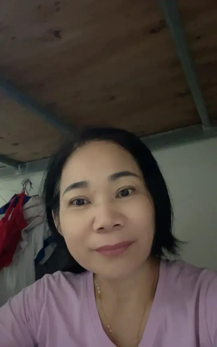 一家电子厂老板连夜跑路，留下四百多号工人三月工资没发。工人早上打卡发现大门锁