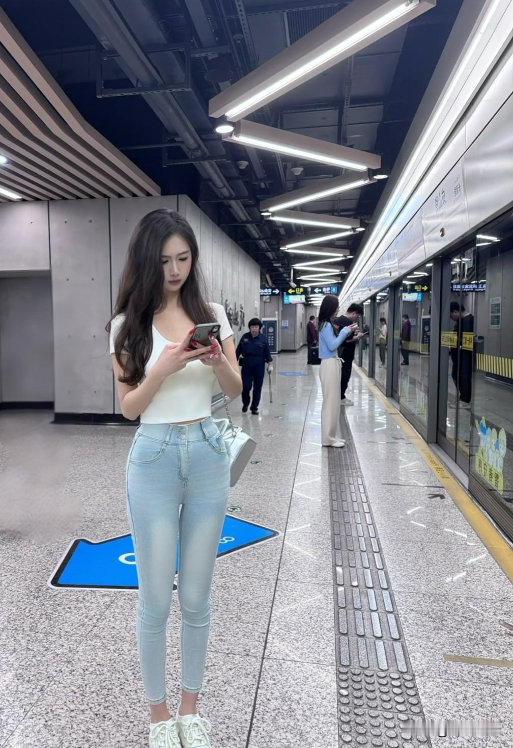 小女生的亮色牛仔裤，