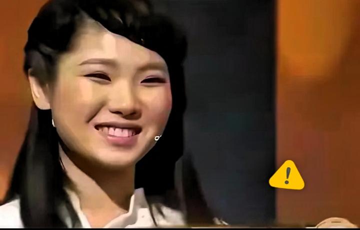 山东一女孩父亲去世，母亲瘫痪，她辍学打工，一陌生男子资助她上大学，谁知，女孩大学