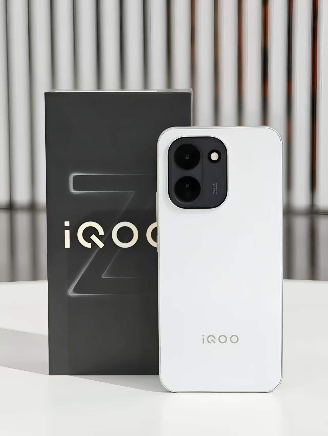 iQOOZ11天光白图赏来了背板是纯白磨砂玻璃材质，没有多余装饰，看起来非常干净