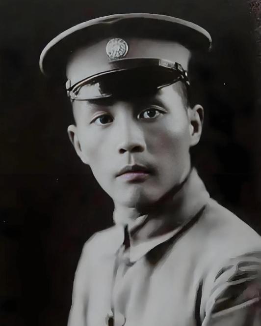 军统地方站长当众出言辱骂国军上将，一句“老东西”刚脱口而出，就被对方当场开枪