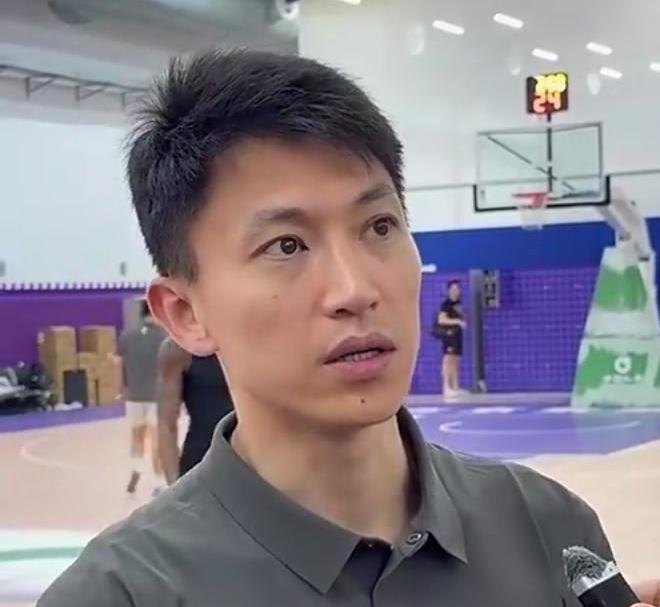 刘晓宇谈哈里斯：合作满一年，老将助力队友找准场上定位北控男篮老将刘晓宇在采