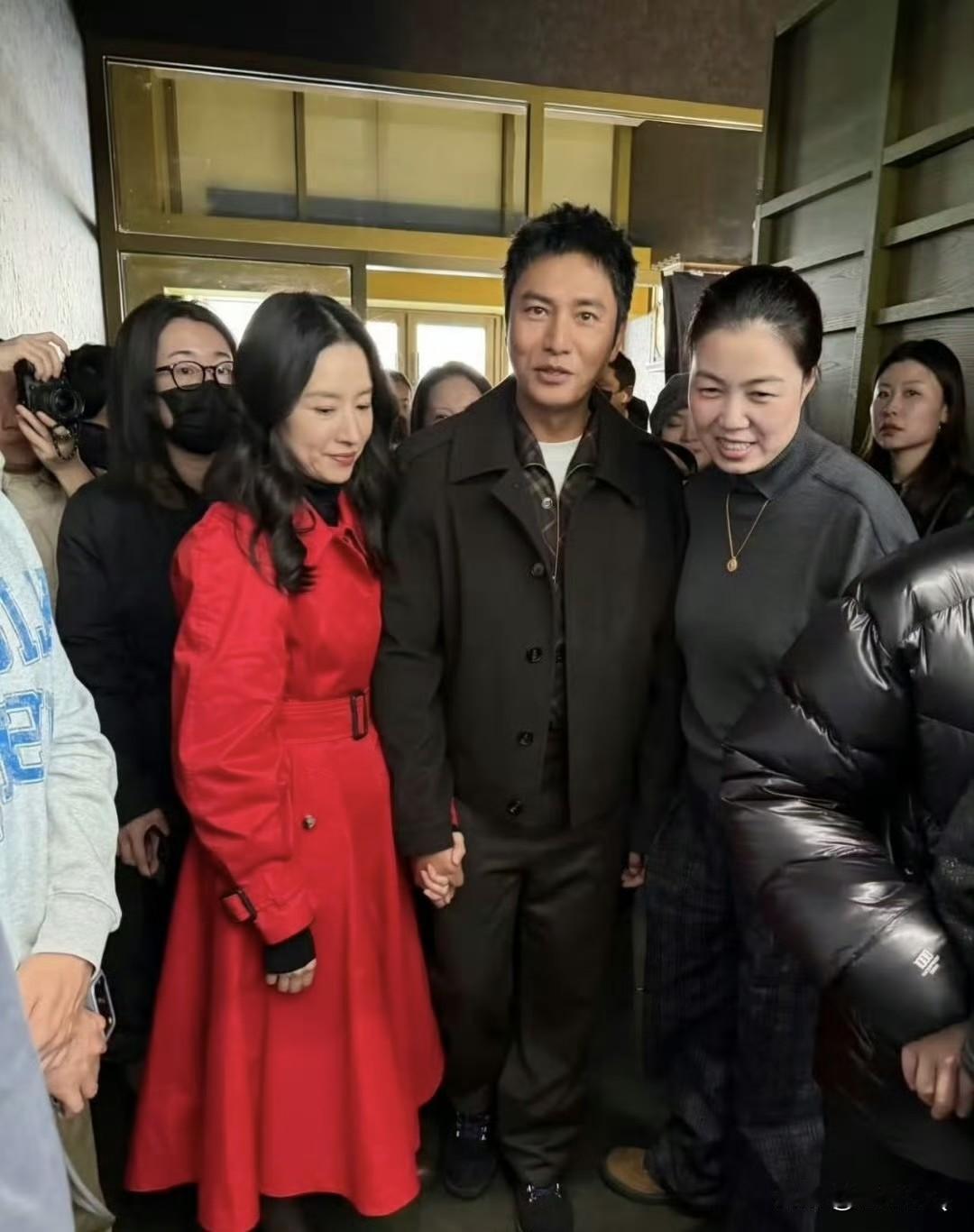 我还以为陈坤最要好的圈内女性朋友是周迅和舒淇，现在看来还要加一位董洁。陈坤和