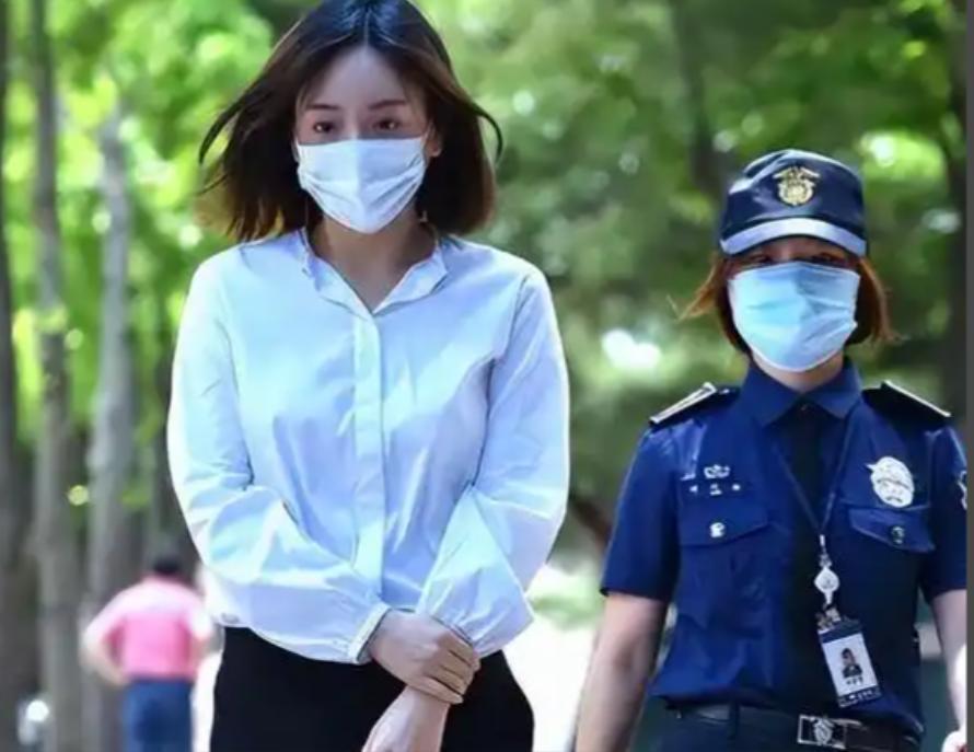 韩国财阀“黑寡妇”黄荷娜，其外公是韩国南阳乳业的洪斗英，南阳乳业在60年代以婴幼