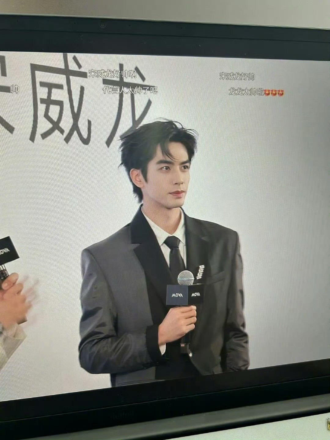 宋威龙就这样闪耀线下刷到宋威龙线下活动的视频，满屏都是人头攒动。他一出现，现场