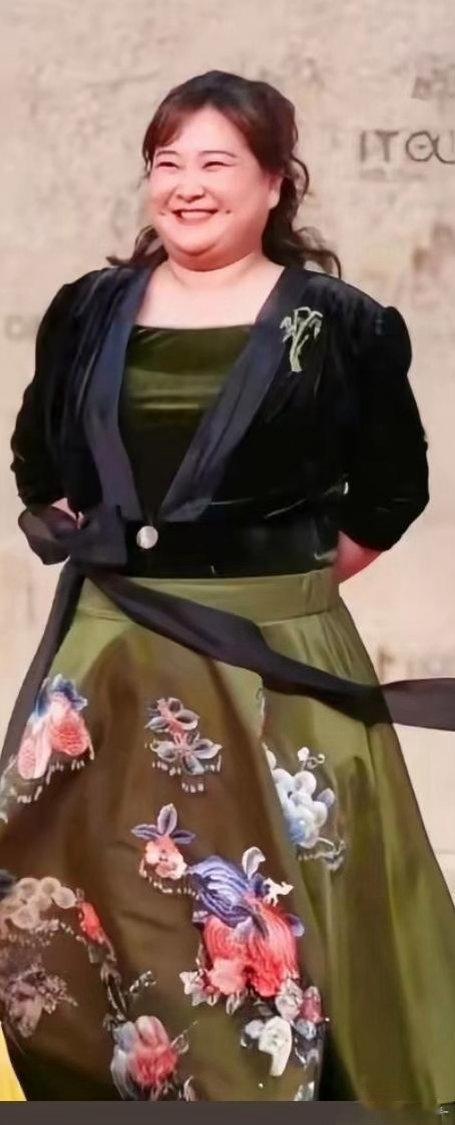 贾玲现身巴黎，身材很苗条。让人感慨过去的她，已经一去不复返了，犹记她之前的样子。