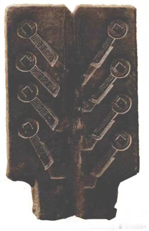 王莽的金错刀“一刀平五千”钱币，俗称“金错刀”，是王莽于公元7年第一次币制改革时