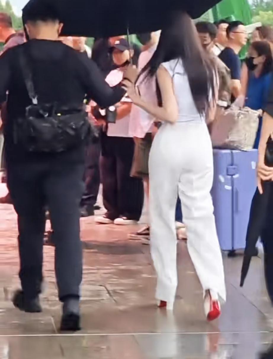 7月3日，迪丽热巴参加路虎活动，穿了一双厚跟的红底高跟鞋，参考价13,200元，