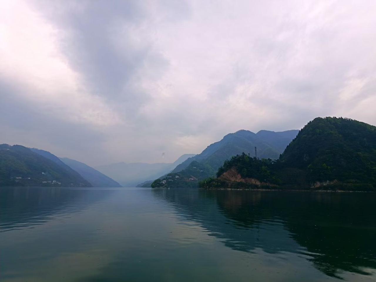 父亲教我的识人术1、吃饭喜欢翻菜的人，一般都很自私。2、丑话说到前面的人，大