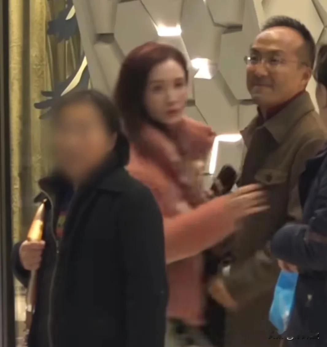 人不能既要，又要…张萌与老公吕超路边亲吻被拍到后，有人对吕超的外貌议论纷纷，5