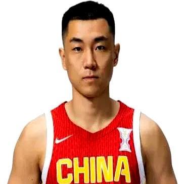 高诗岩上半场被死死按在板凳上，第三节一上场就撕咬对方后卫。他全场只拿3分，却把日