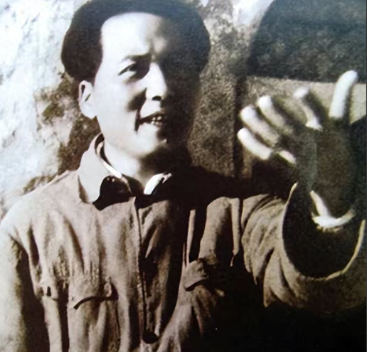 1927年，毛主席被捕后，在押去处死路上，突然对一名团丁说：“老哥，我腿疼，伤筋